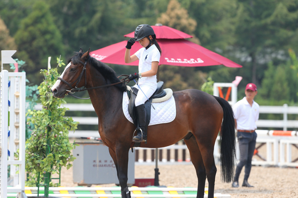 图一：杨雨葭与福迪参加了地杆和交叉杆级别的比赛（马主：天星调良马术）.JPG