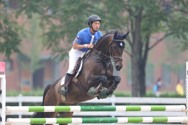 图四：马裕兴与高一参加了120cm、130cm级别的比赛（马主：王静靔 ）.JPG
