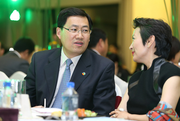 8 慈善晚宴期间，中粮置地北京公司常务副总经理，中粮祥云、中粮瑞府项目总经理隋强先生和天星调良马术董事总经理王蔷女士进行