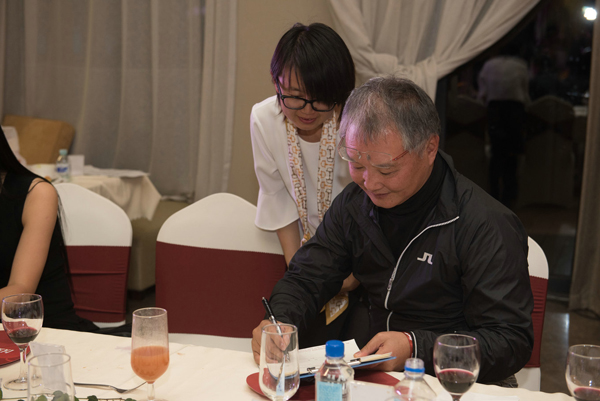 18 西坞乡村马术俱乐部董事会主席韩小京先生成功竞拍知名艺术家、天星调良马术马主魏小明先生的《温泉》雕塑作品，6万元的竞