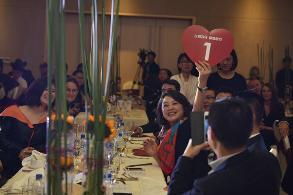 17晚宴拍卖环节得到各位爱心人士的积极响应。图中李女士成功竞拍林立信骑士服.jpg